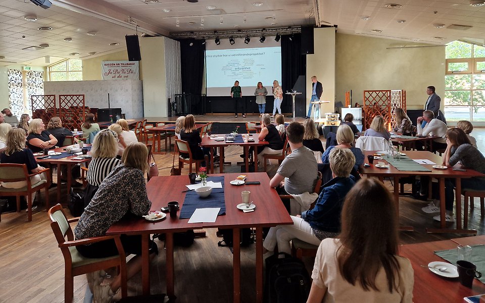 Projektdeltagare lyssnar till när ekonomicheferna talar vid workshop i Sävsjö 31 augusti 2022.
