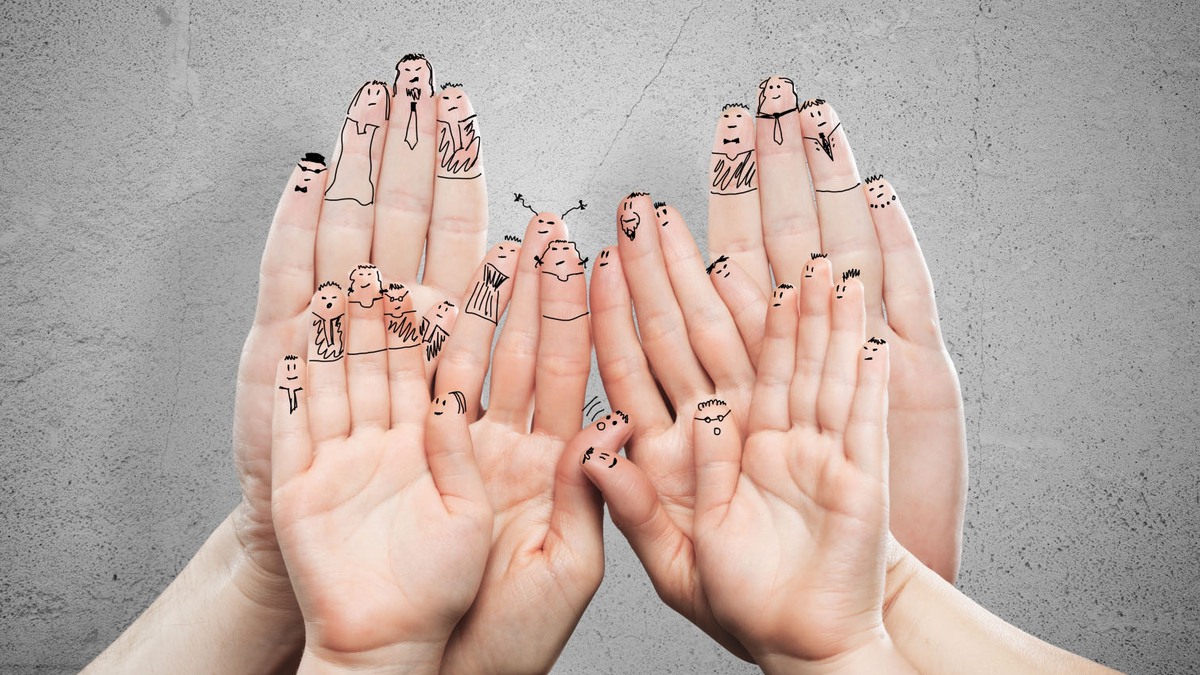 Bild: tre par händer med ansikten ritade på fingrarna