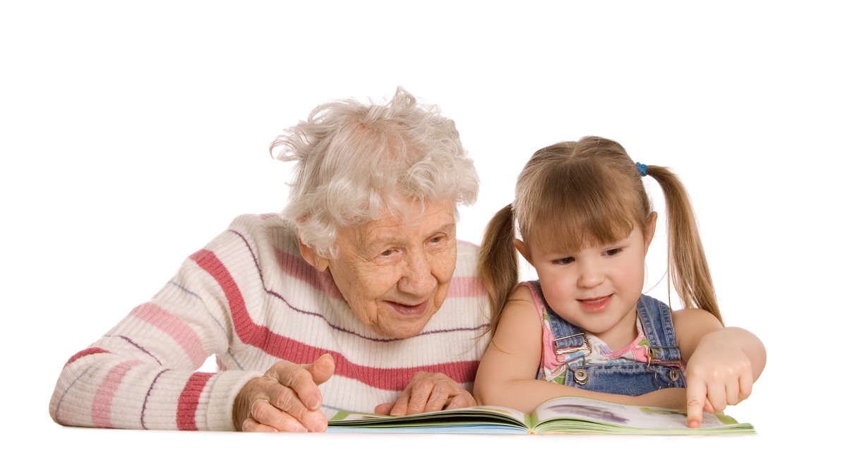 Bild: Mormor och barnbarn läser bok