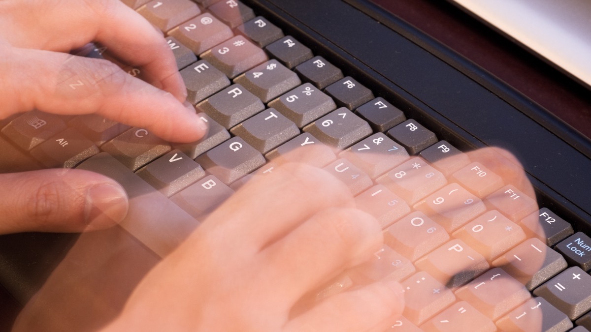Bild: Två händer på ett tangentbord