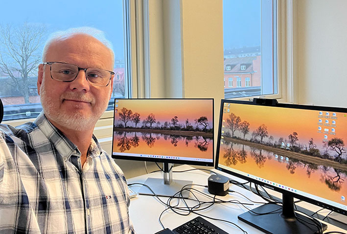 Roger Söderlund vid sitt skrivbord.